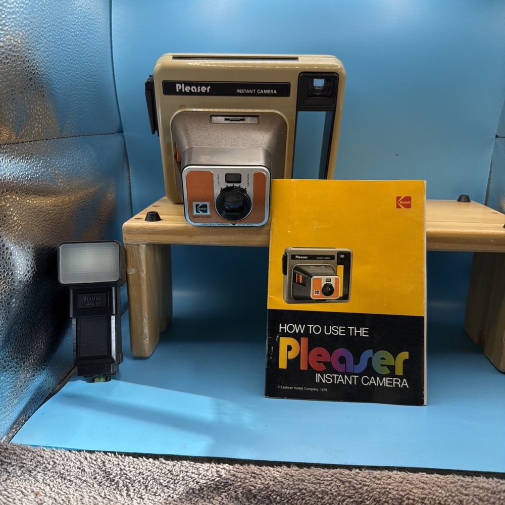Vintage Kodak Pleaser Camera Untested good Condition As Pictured manual & flash